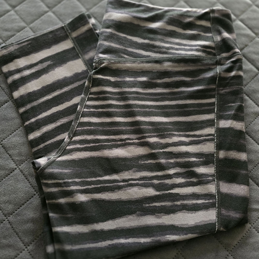 Striped High-Waist Capri Leggings in Charcoal and Gray